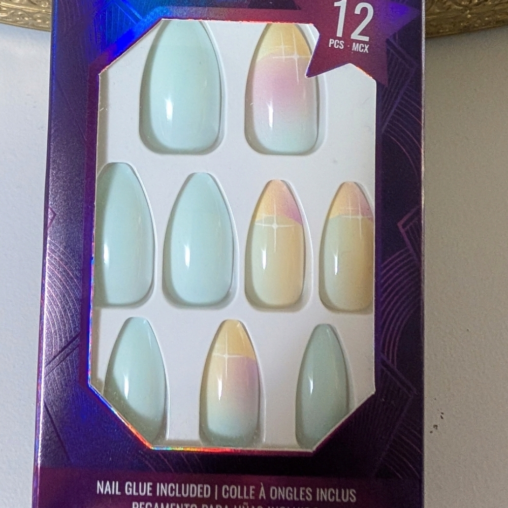 Press-On Nails Almond Graphic Print